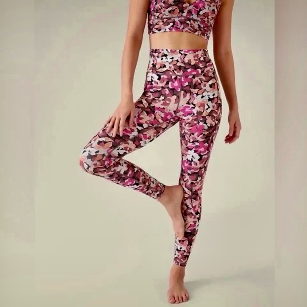 EUC Athleta Transcend Stash Tight Elysian Floral Pink Women's Size Medium